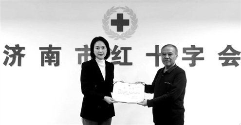程寿惠老人接过捐赠证书(左图);爱心物资装车送往灾区(右图)记者 于娜 通讯员 路苗苗 摄